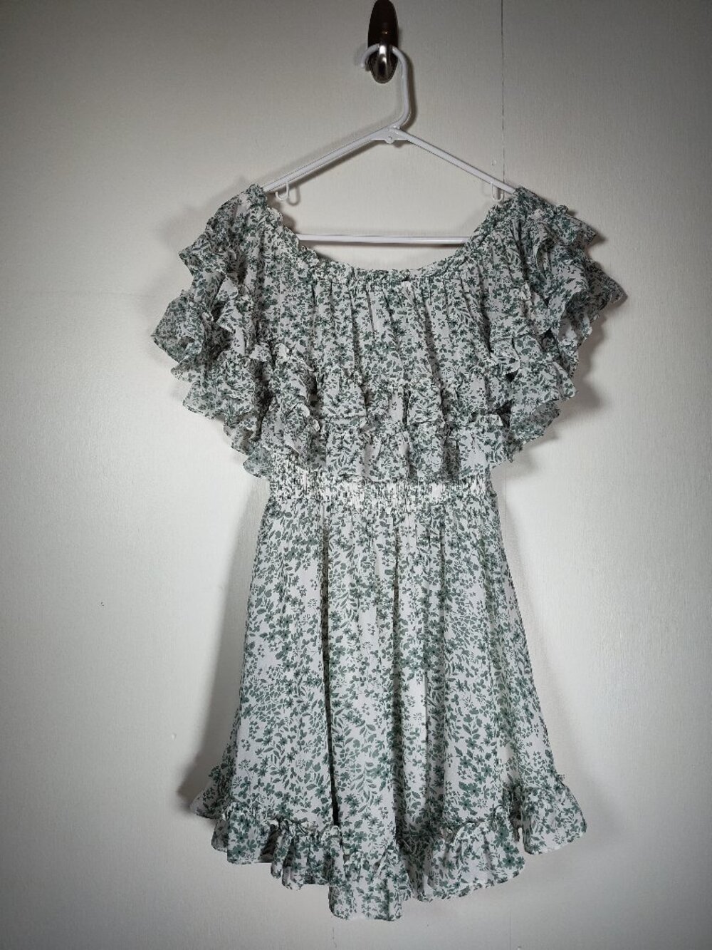 Hello‎ Molly white green floral tiered ruffle off shoulder mini dress size small